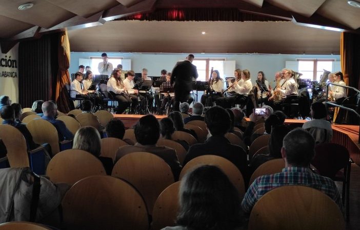 músicos de la banda en el escenario
