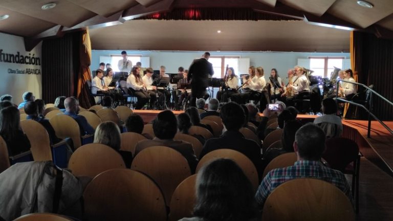 músicos de la banda en el escenario