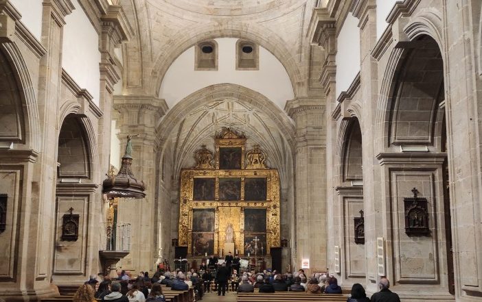 imagen interior de la iglesia de santiago con la banda de charamela tocando