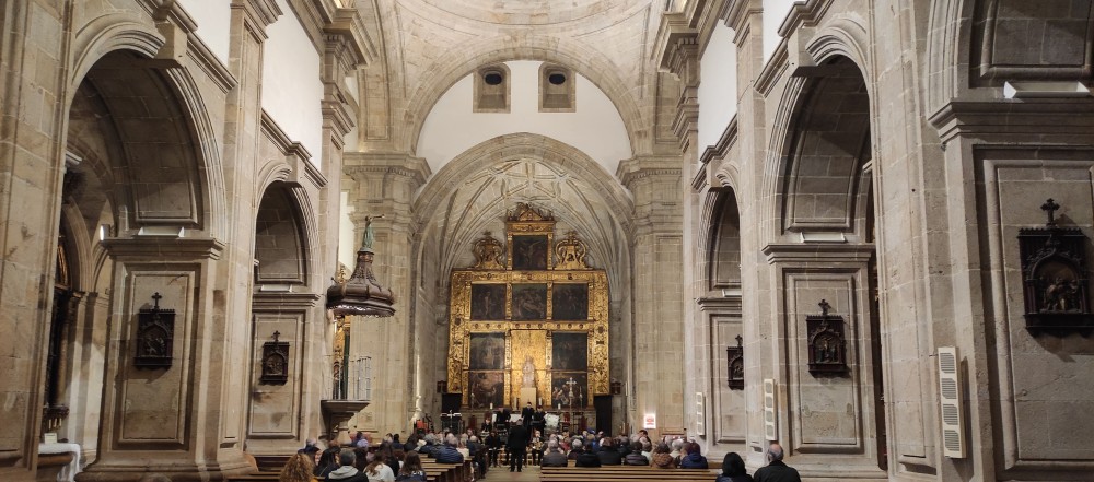 imagen interior de la iglesia de santiago con la banda de charamela tocando
