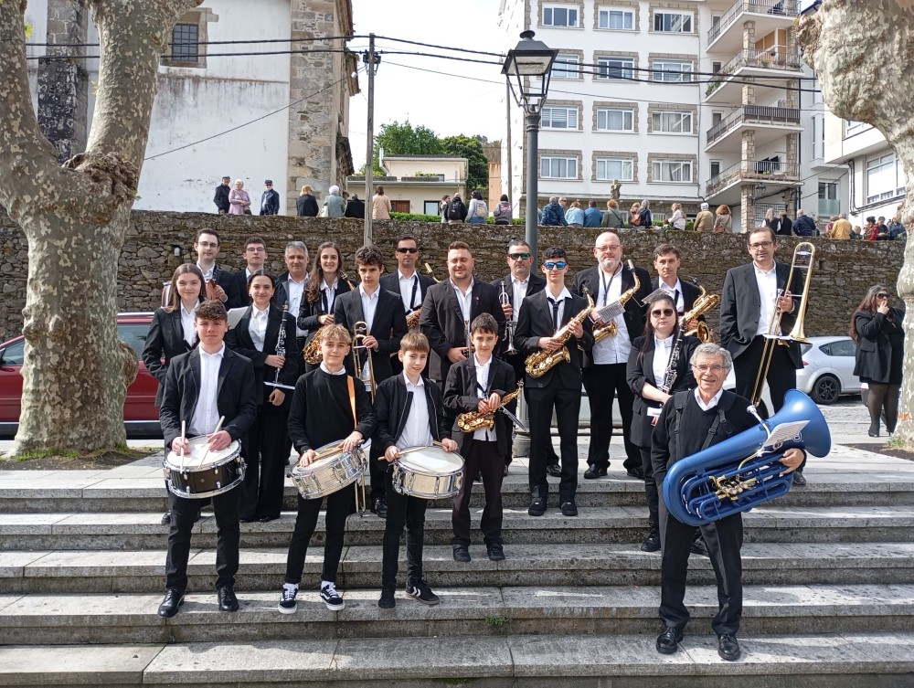 Banda de música charamela al completo en las escaleras de la Alameda de Raxoi